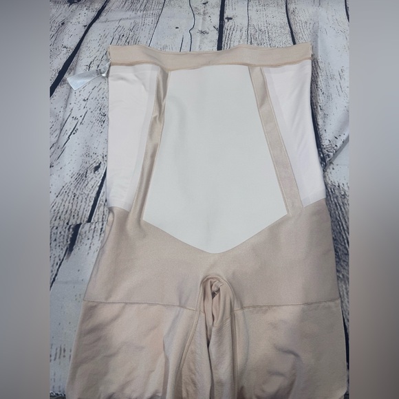 SPANXsculpt™ OnCore High-Waisted Mid-Thigh Short - Picture 6 of 8